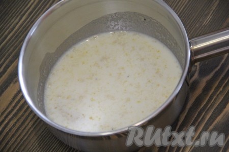  Желатин залить холодным молоком и оставить на 10-15 минут для набухания.