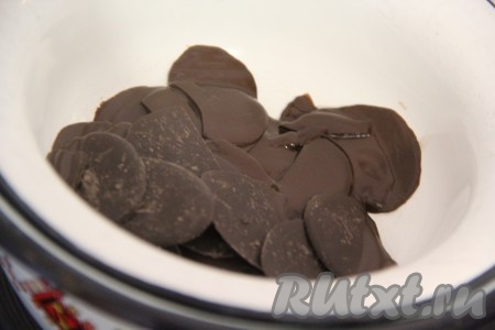 Для приготовления глазури растопить шоколад на водяной бане.