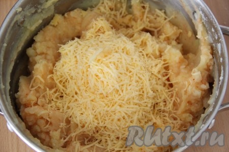 Сыр натереть на мелкой тёрке и добавить в картофельное пюре. Всё тщательно перемешать.