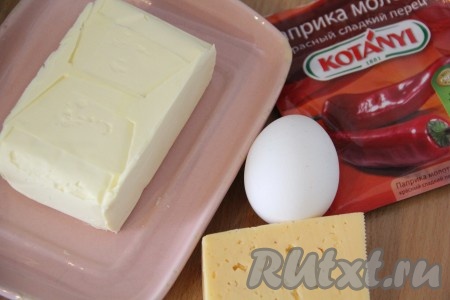 Подготовить специи, яйцо, масло и сыр. 