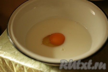 В молоко добавить яйцо и ванилин. 
