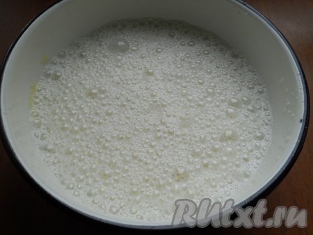Взбить миксером яйца с сахаром и солью до пены, влить молоко. Продолжать взбивать ещё 2-3 минуты.