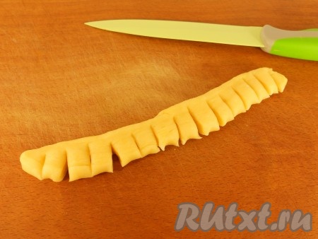 Острым ножом сделать частые разрезы по всей длине жгутика, но надрезать не до конца, а наполовину толщины жгутика. 