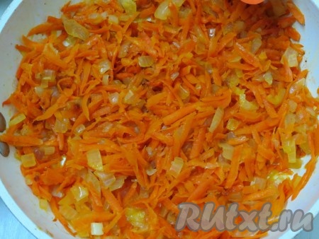 Лук нарезаем четверть кольцами, морковь натираем на крупной тёрке, помещаем на сковороду с растительным маслом и обжариваем, помешивая, в течение 2-3 минут.
