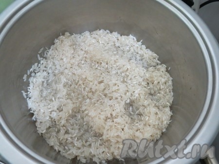 Начнём с приготовления риса. В кастрюлю наливаем 100 мл растительного масла, сильно нагреваем его, но не даём ему закипеть, всыпаем рис и продолжаем нагревать 2-3 минуты на самом маленьком огне. Рис должен стать прозрачным. Выдавливаем сок 0,5 лимона или добавляем щепотку лимонной кислоты. Доливаем 600 миллилитров кипятка. Газ убавляем до минимума и варим 20 минут под закрытой крышкой. Готовый рис заправляем по вкусу солью и перцем.
