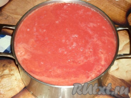 В большую, широкую кастрюлю вылить томатный сок.
