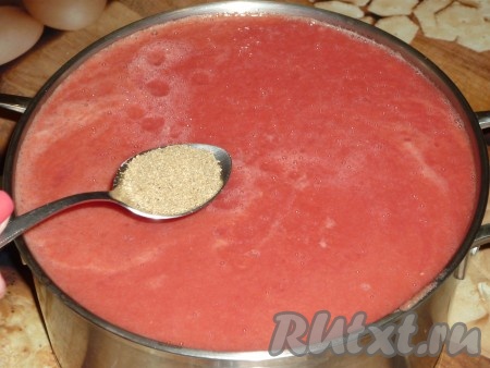 В томатный сок добавить сахар, соль, красный и черный молотый перцы, кориандр, гвоздику, корицу, очищенный и пропущенный через пресс чеснок.
