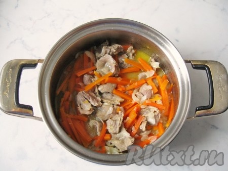 Тушить куриные желудочки с морковью и луком 12-15 минут, периодически перемешивая.
