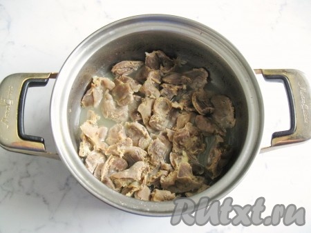 Варить куриные желудки до мягкости 60-80 минут. Если в процессе приготовления вода выкипит, то добавить ещё.
