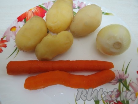 Лук чистим, картофель и морковь отвариваем до готовности в кожуре, остужаем и чистим.