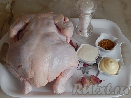 Для приготовления нам понадобится: курица, сметана, майонез, пряности для курицы (карри, паприка, куркума, сухой укроп, сухой чеснок, чили), соль, чеснок свежий.
