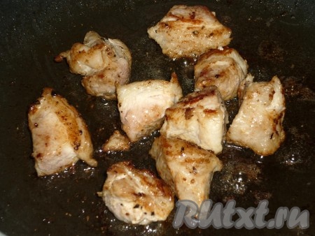 Обжарить мясо на сильном огне со всех сторон до румяной корочки, добавив в сковороду немного растительного масла. Посолить и поперчить по вкусу. 
