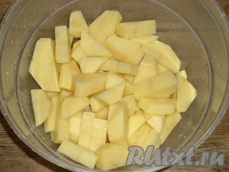 Картошку помыть, почистить, нарезать на ломтики и посолить.