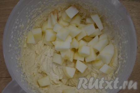 Очищенное яблоко нарезать небольшими кубиками, добавить в тесто, перемешать. Тесто получится достаточно густым.
