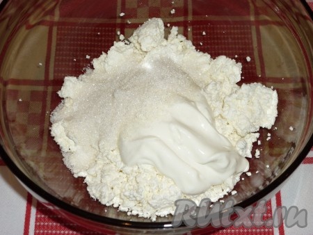 Готовим творожную начинку для блинного тортика. Соединить творог с сахаром и сметаной, добавить клубнику.

