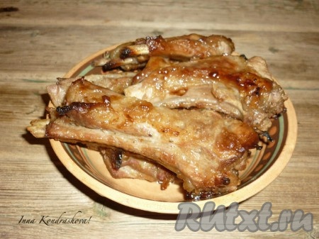 Очень вкусные свиные ребрышки в пикантном медово-соевом соусе готовы.
