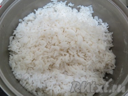 Рис засыпаем в 2 литра кипящей воды, уменьшаем огонь, варим 10 минут, затем откидываем рис на дуршлаг.
