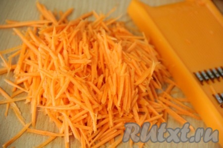  Морковь натереть на тёрке для моркови по-корейски.