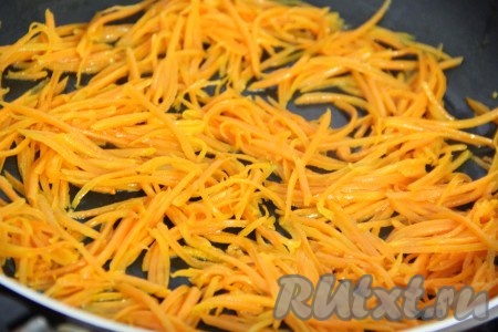 Обжарить морковь, помешивая, до золотистого цвета. Выложить готовую морковь на тарелку, выстланную бумажным полотенцем, чтобы удалить излишки жира.