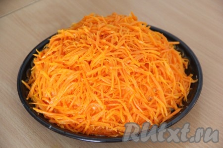 Выложить морковь поверх салата. Морковь нужно выкладывать рыхло и не утрамбовывать. Нам нужно создать вид стога. Поставить салат в холодильник на 1-2 часа. 