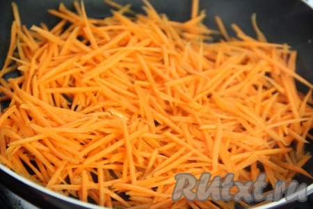  Сковороду поставить на огонь и добавить растительное масло. Выложить морковь в сковороду.