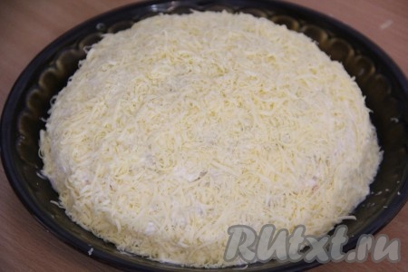 Сыр натереть на мелкой тёрке. Покрыть салат слоем из сыра и слегка утрамбовать.