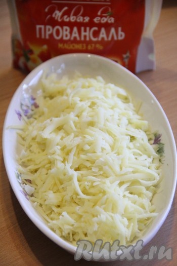 Картофель натереть на крупной тёрке и выложить в продолговатую тарелку. 