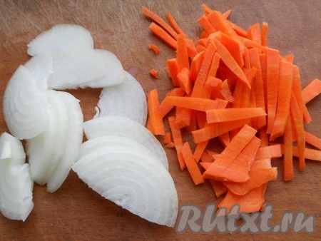 Предварительно следует отварить фасоль и куриное филе, остудить. Лук репчатый и морковь очистить. Лук нарезать тонкими полукольцами, морковь - соломкой.

