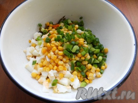 Добавить в салат измельченный зеленый лук и кукурузу.
