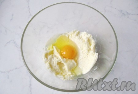 К маслу и сахару по одному добавить яйца, каждый раз взбивая миксером.
