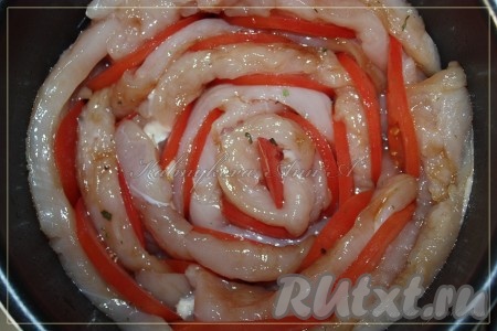 Куриное филе и помидоры по спирали, чередуя, выложить в форму.
