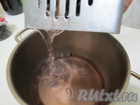 Кипящим маринадом заливаем тёрн в баночках на 15 минут. Затем маринад из банок опять сливаем в кастрюлю и доводим до кипения.
