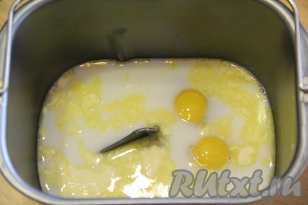Я делала замес в хлебопечке: в ведёрко влила тёплое молоко, растопленный и остывший маргарин, добавила яйца и сахар.