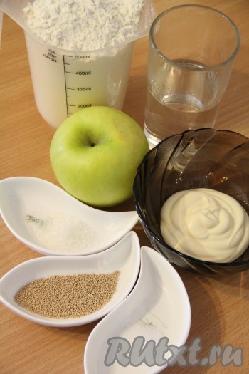 Подготовить продукты для выпечки хлеба на яблочном пюре.