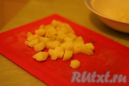 Очистить картофель и нарезать небольшими кубиками.