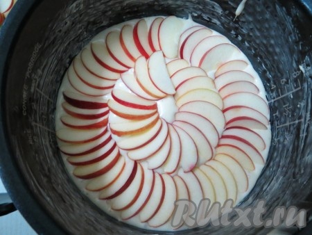 Сливы заливаем тонким слоем теста, затем выкладываем ломтики яблок.
