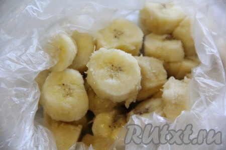 Положить кусочки банана в пакет и отправить в морозильную камеру на 1-2 часа.