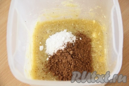  Затем добавить в банановую массу сахарную пудру и какао.