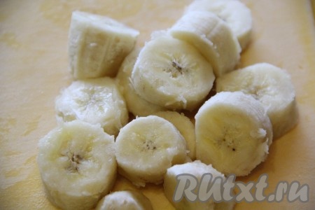 Банан очистить и нарезать на кусочки.