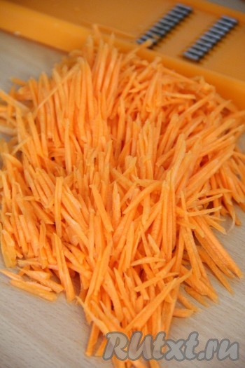 Очищенную морковь натереть на тёрке для моркови по-корейски.

