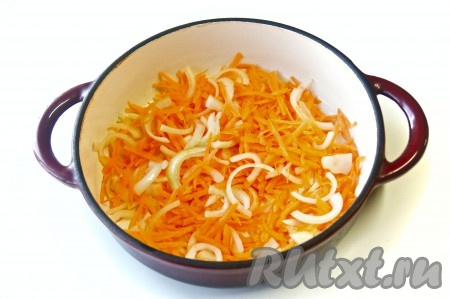 Морковь, натертую на крупной терке, и лук, нарезанный полукольцами, выложить в толстостенную кастрюлю.
