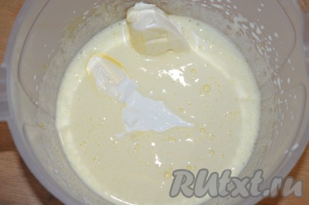 Яйца с сахаром и солью взбить в пышную массу. Размягченное сливочное масло и сметану добавить в полученную массу, взбить.
