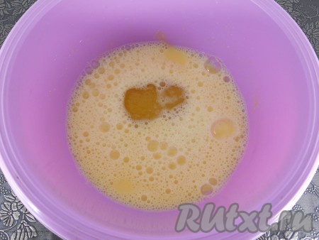 Яйца взбить миксером с сахаром и щепоткой соли до пышной пены. Добавить мед (мед должен быть жидковатым). Снова взбить все миксером.