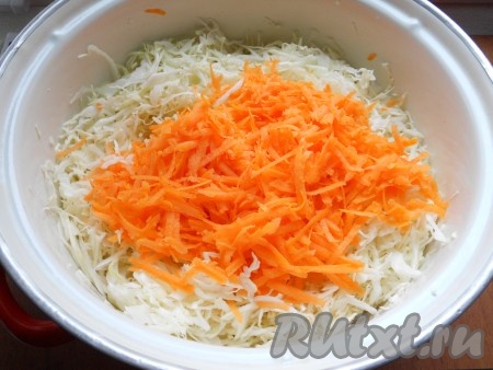 Добавить к капусте натертую на крупной терке морковь.