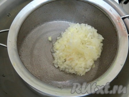 Лук чистим и мелко нарезаем. Соединяем воду и уксус, полученной смесью заливаем на 15 минут лук, чтобы он замариновался. Затем откидываем на сито. 