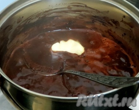 Доводим до закипания, добавляем сливочное масло и держим на огне, помешивая, до тех пор, пока масло не растает. Снимаем с огня получившуюся шоколадную глазурь.
