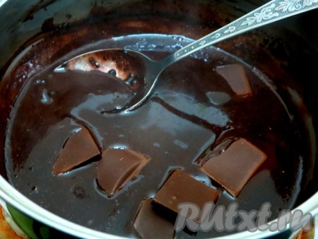 В горячую массу добавляем шоколад, разделенный на кубики, и, быстро размешивая, растворяем его.
