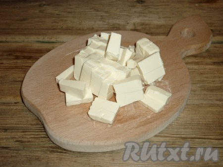 Плавленный сыр нарезать кубиками.
