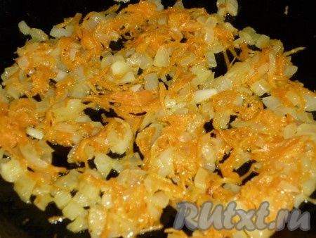 На сковороде разогреть сливочное масло, выложить лук с морковью и обжарить, помешивая, в течение 2-3 минут. Овощи станут достаточно мягкими.
