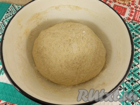 Тесто должно получиться мягким, но довольно плотным. Миску присыпать мукой, поместить в нее тесто, накрыть пищевой пленкой.
